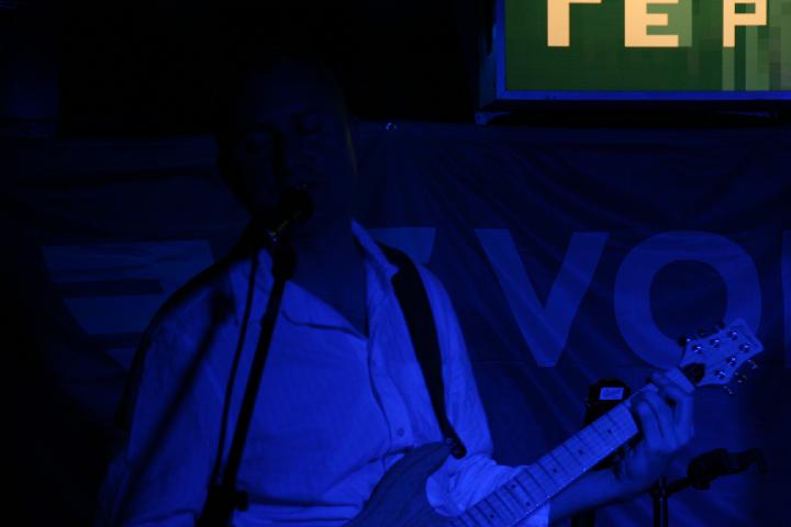 2008-11-28 M3_live at replugged 112.jpg